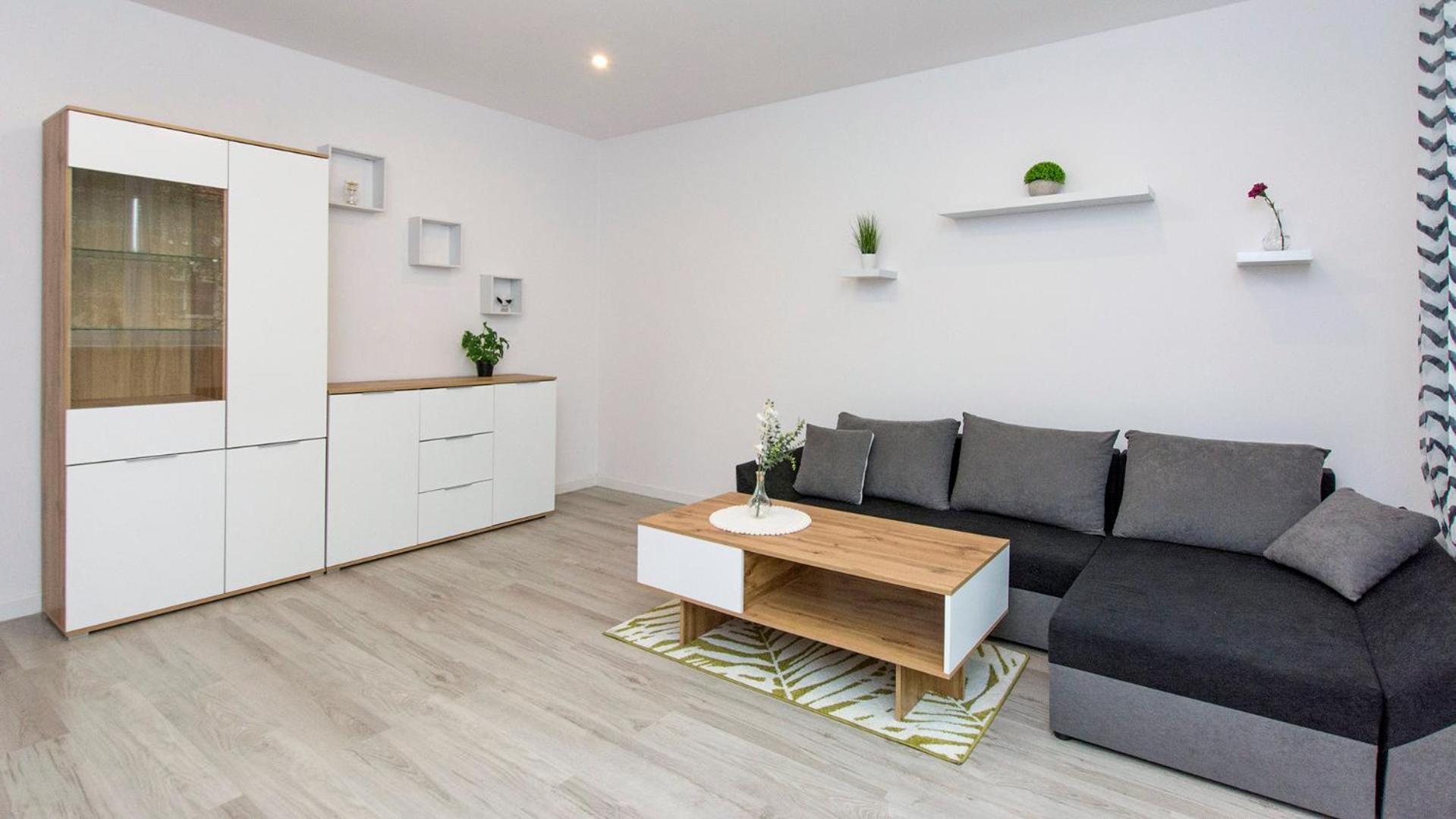Happy Street Apartment *