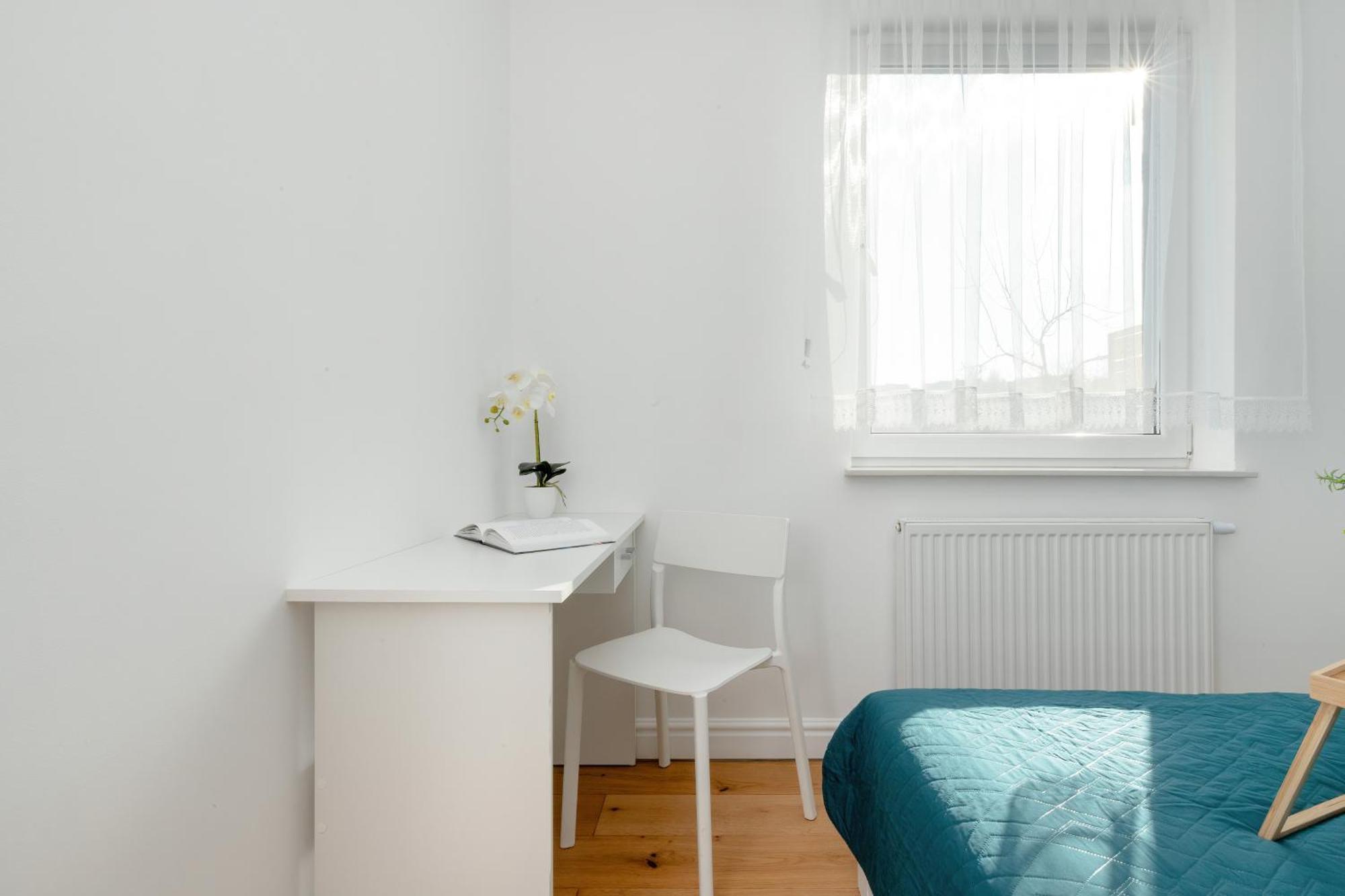 Sunny With Parking & Garden By Renters *