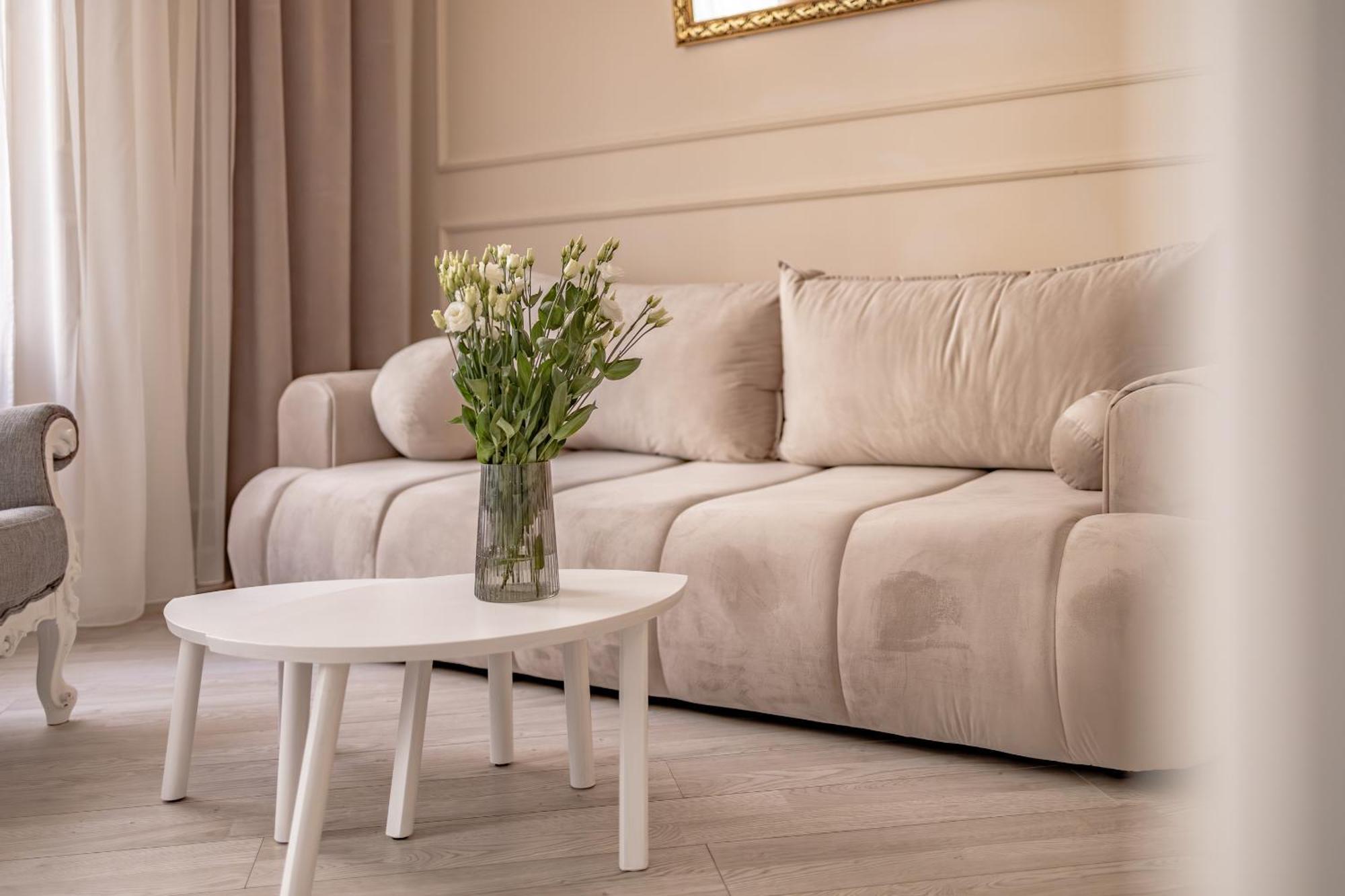 Glow - Dubaj Glamour, Ulica Dluga Old Town