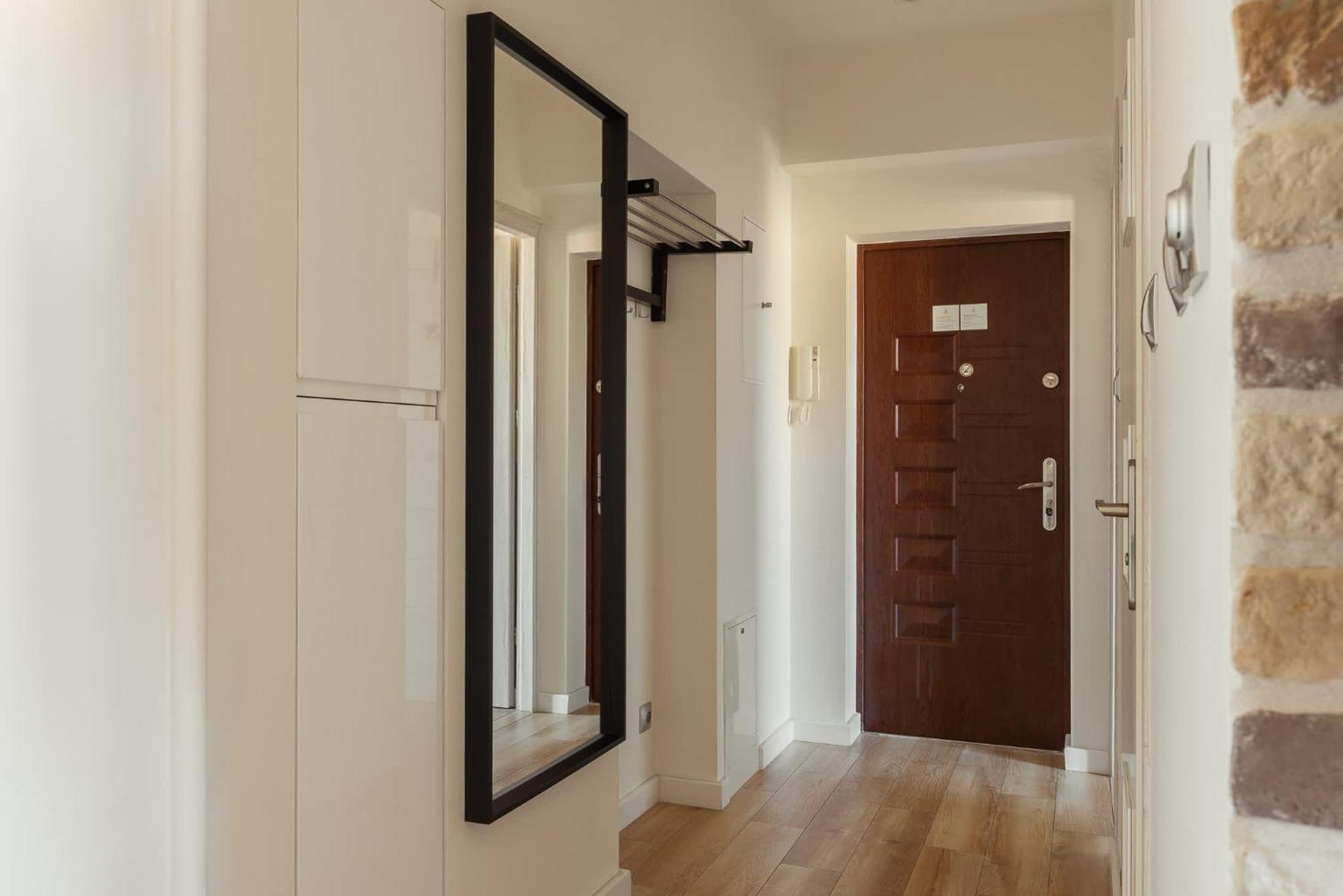 Apartment Cozy With Balcony Near Old Town By Rent Like *