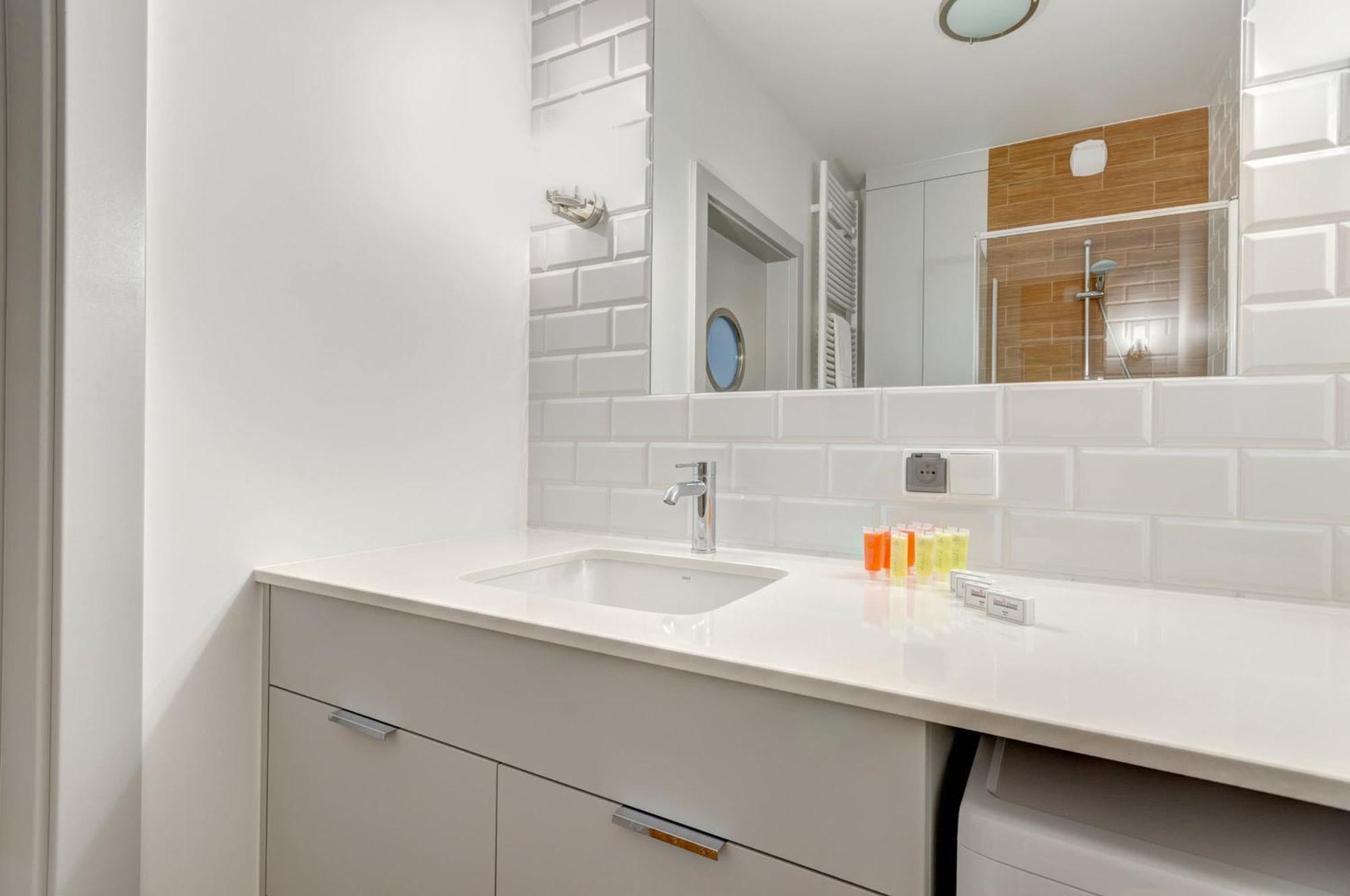 Elegant And Modern Dom & House In *