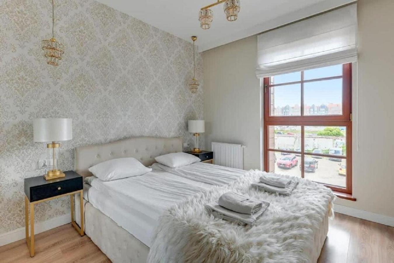 Elegant And Modern Dom & House In *