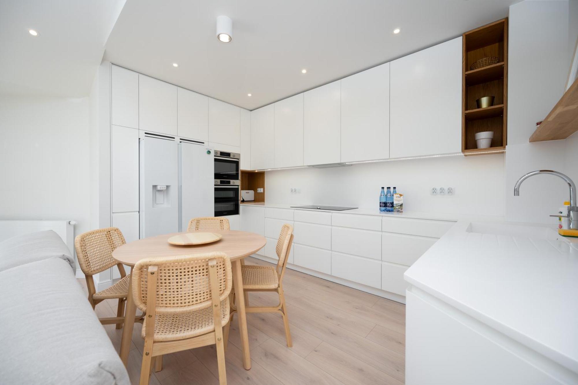 Classy White By Oneapartments