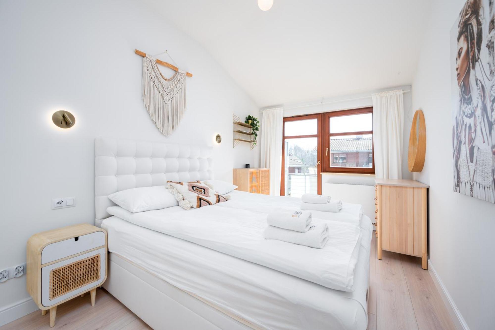 Classy White By Oneapartments Apartment