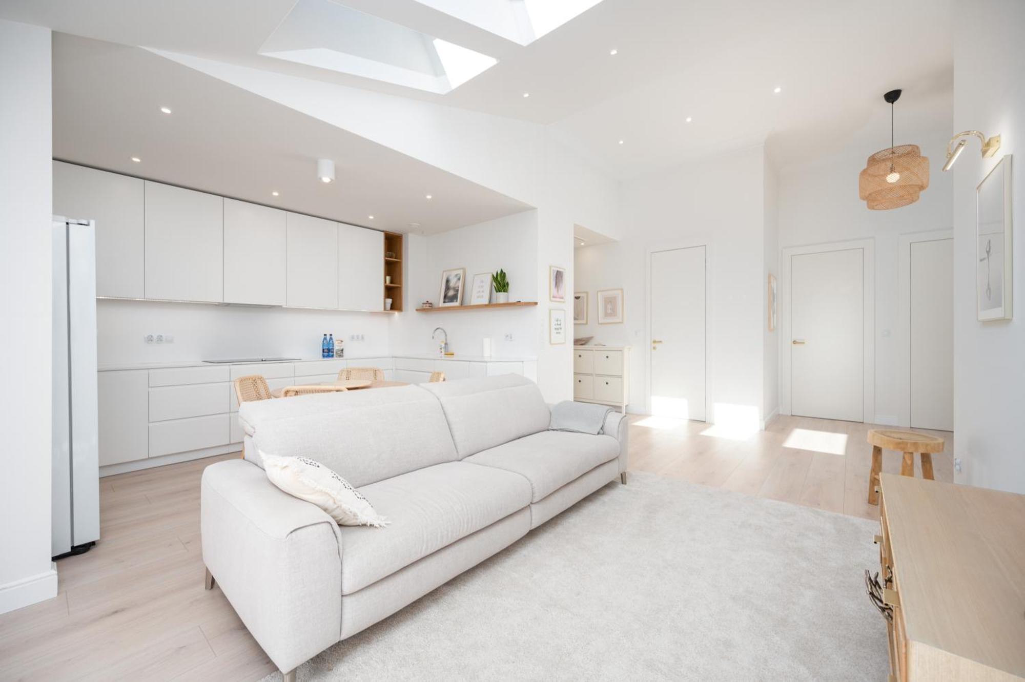 Classy White By Oneapartments