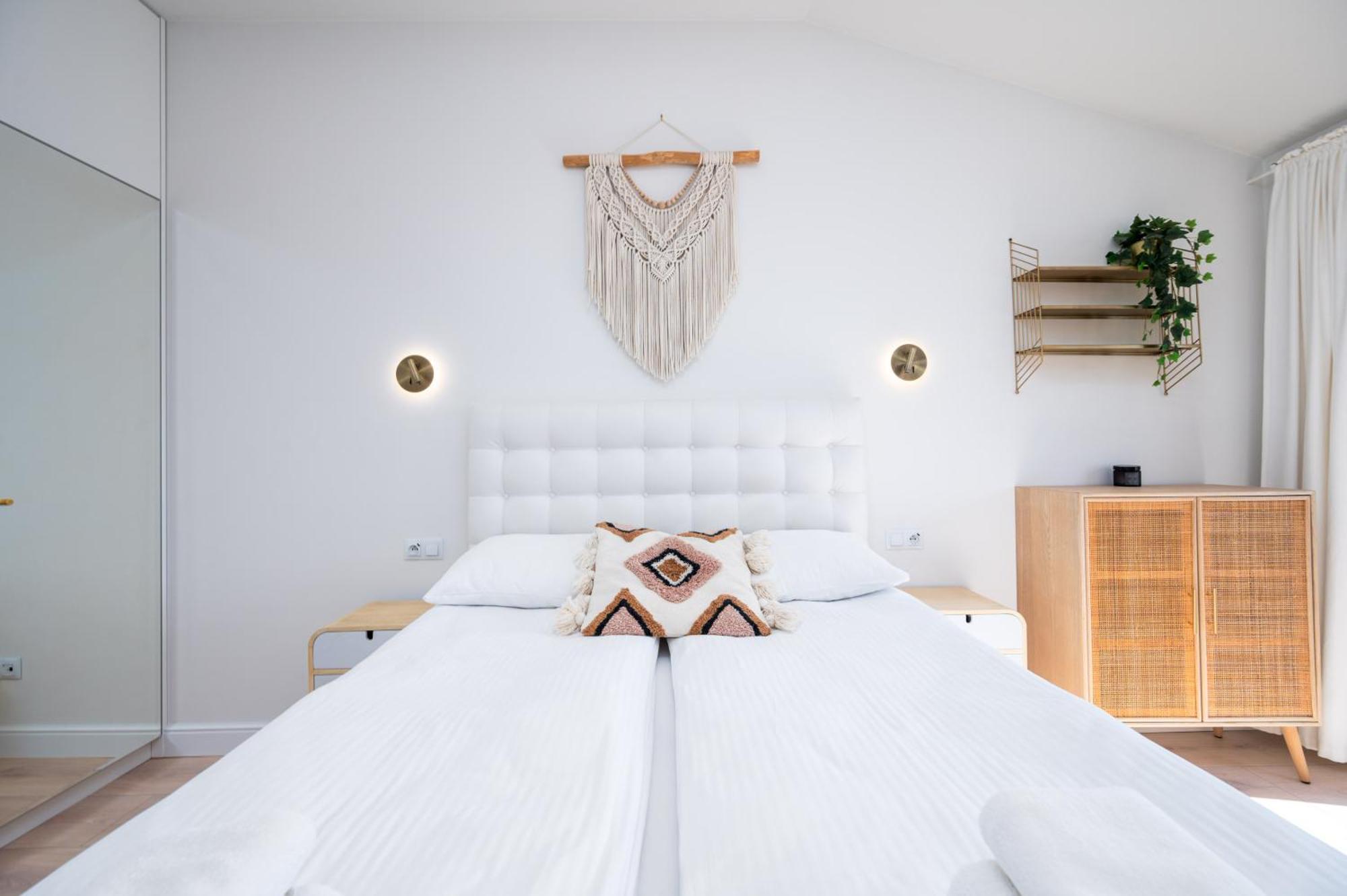 Classy White By Oneapartments Apartment
