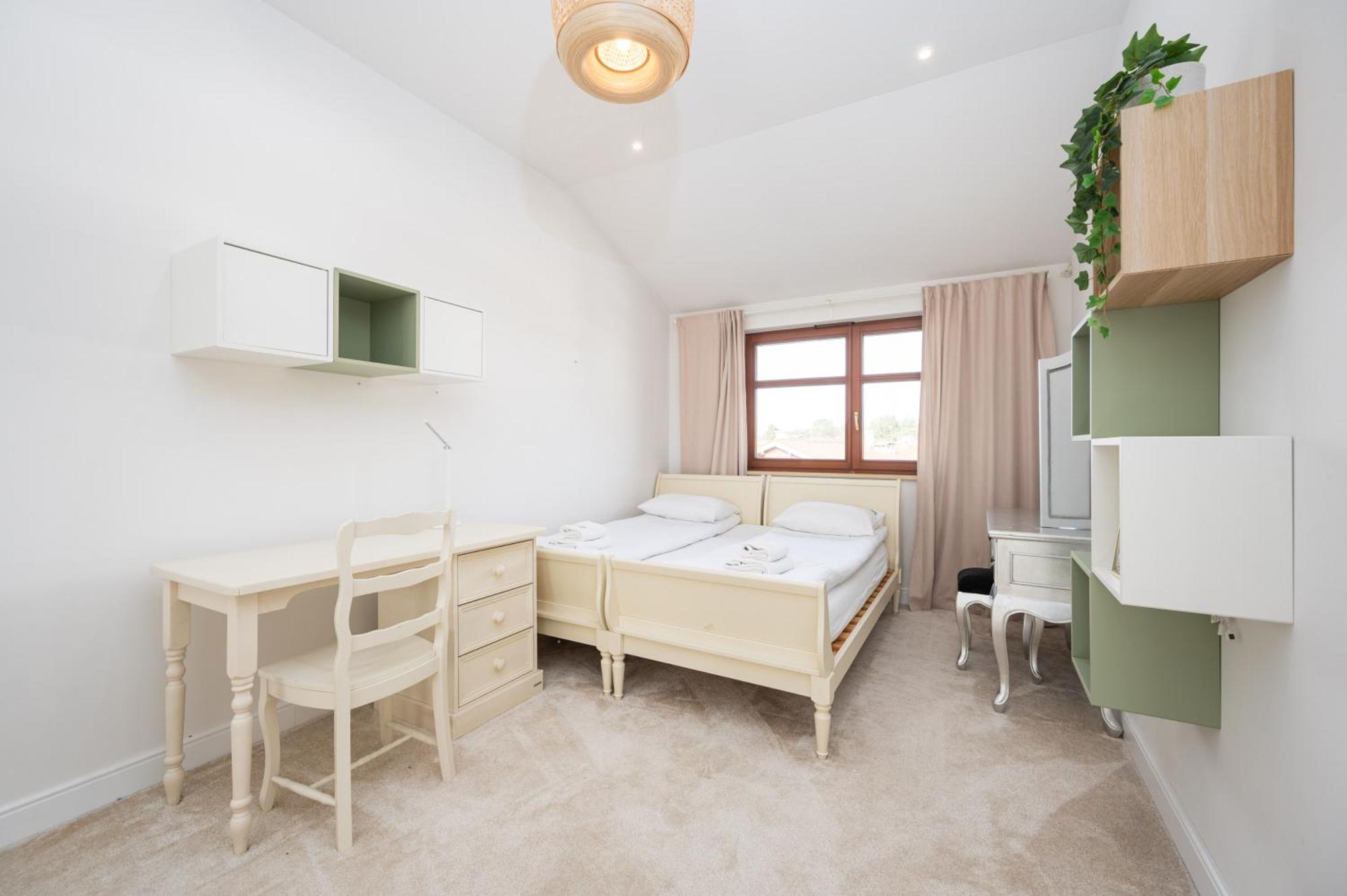 Classy White By Oneapartments *