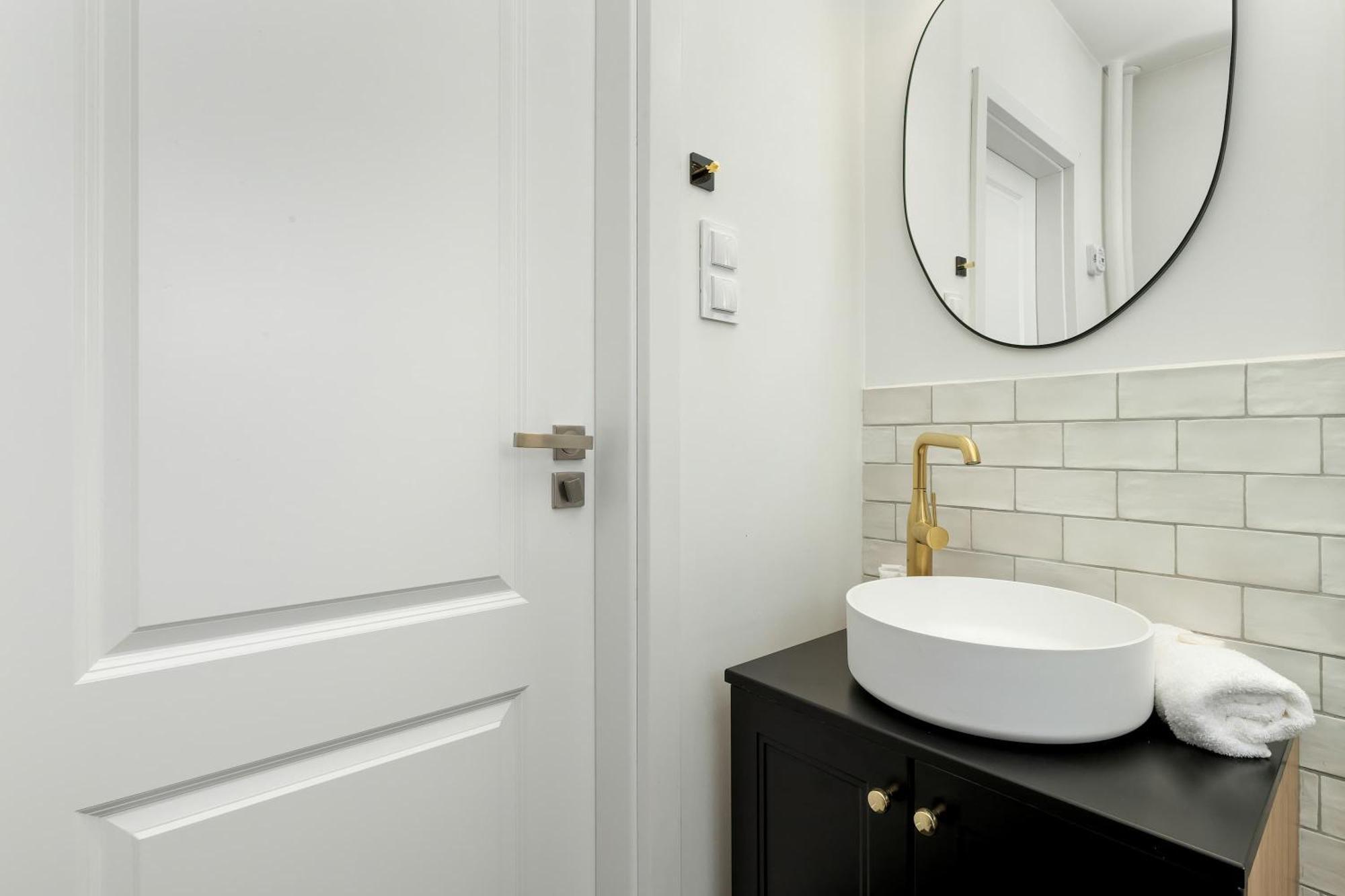 Modern Close To Oliwski Park By Renters Apartment