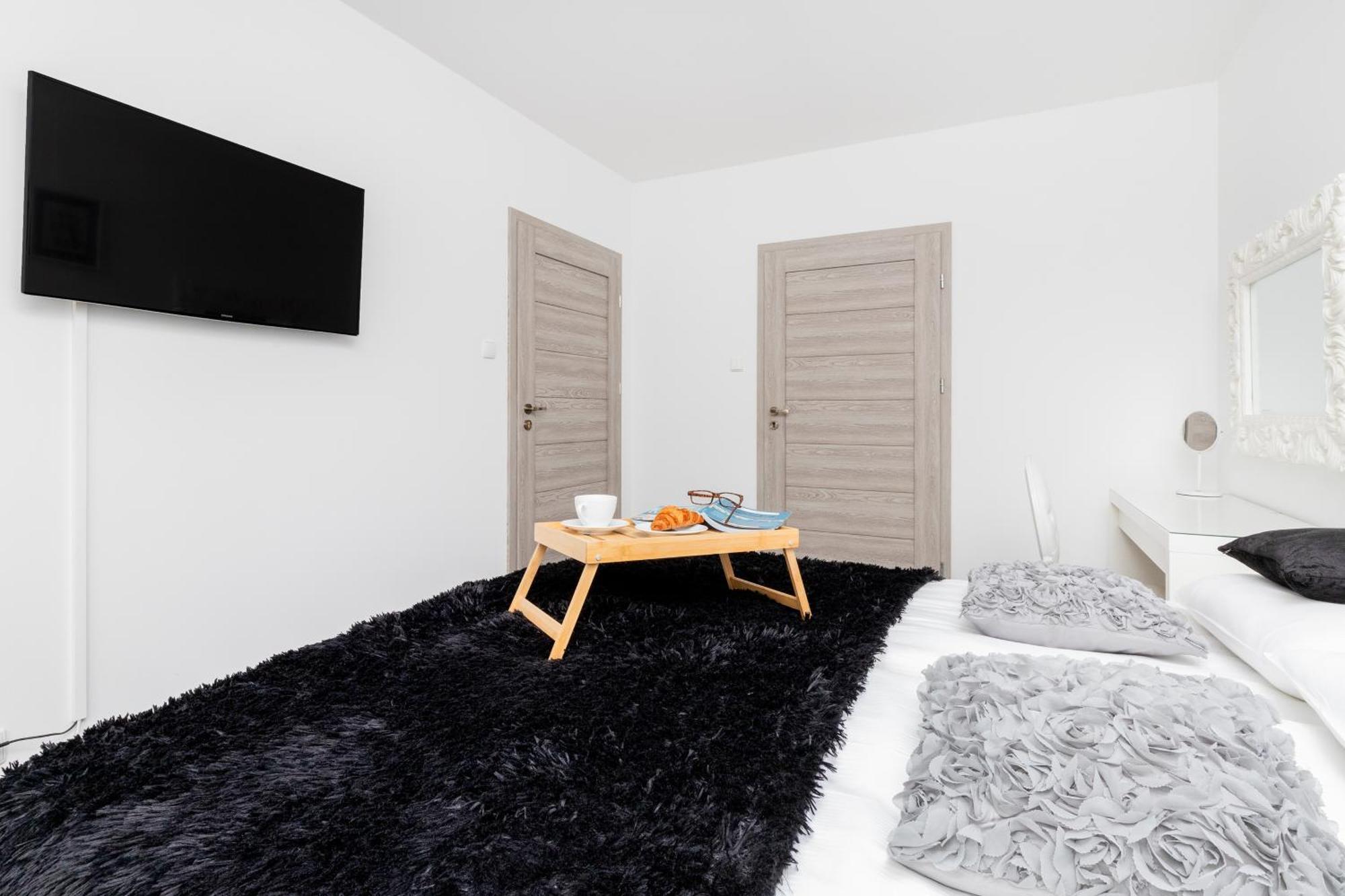 Flatbook Old Town - Stylish 2-bedroom With Parking *