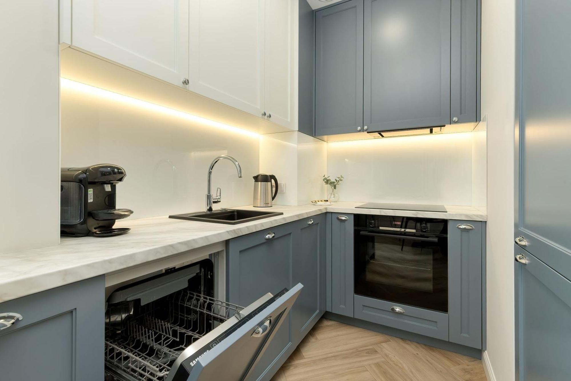 Exclusive With Parking, Air Conditioning And A Rooftop Terrace In The Centre Of By Renters Prestige *