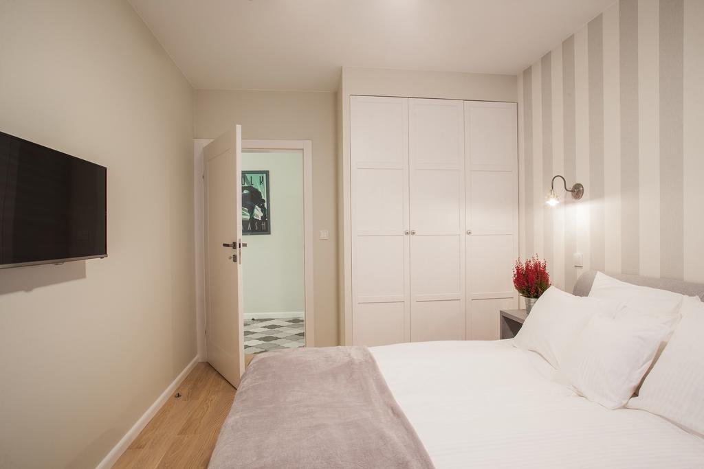Stay-in Riverfront Lofts Apartment *