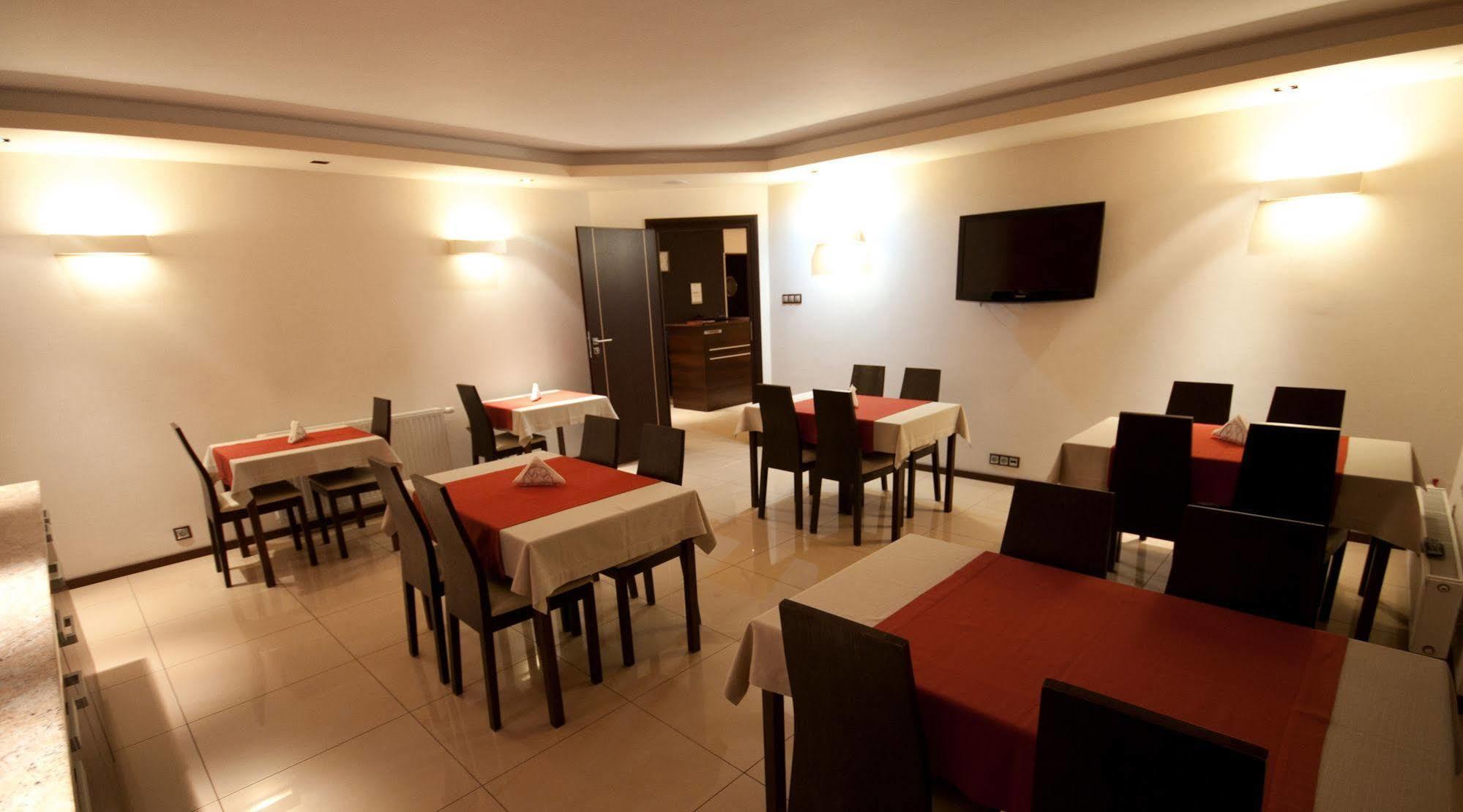 Aparthotel La Petite & 3*