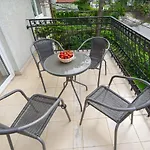 Happiness House Balcony & Nice Garden