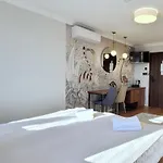 Forrest Apartments & Hostel