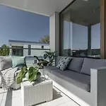 White Superior By Oneapartments