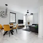 Elite Apartments Garden Gates Premium