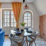 Q4 APARTMENTS - Pola