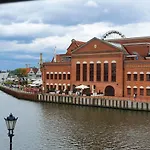 Brama Straganiarska Nad Sama Motlawa Historic Traders Gate