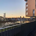 Flatbook - City Center Apartments Brabank With Parking