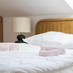 Old Town Gem Designer Apartment - Centre Location - Families - Remote Work