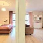 Sunny Breeze Apartment Next To The Beach By Triapart