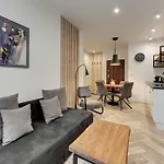 Aura III Apartments & Free Parking By Downtown Apartments