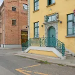 Historical Townhouse By Blue Mandarin