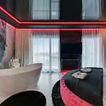 Glamorous Jacuzzi Suite By Downtown Apartments