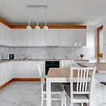 Front Park Apartments By Staywin
