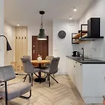 Aura III Apartments & Free Parking By Downtown Apartments