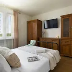 Elite Apartments By The Beach II