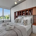 Chlebova - Riverside View Terrace, Free Parking, Gym & Kidsplay By Downtown Apartments