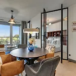 Chlebova - Riverside View Terrace, Free Parking, Gym & Kidsplay By Downtown Apartments