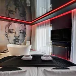 Hollywood Jacuzzi Suite By Downtown Apartments