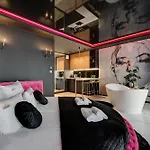Hollywood Jacuzzi Suite By Downtown Apartments