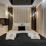 Romantic Stay With Bathtub By Downtown Apartments