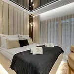 Romantic Stay With Bathtub By Downtown Apartments