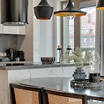Waterlane River View Premium Spa, Pool & Gym By Downtown Apartments