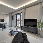 Waterlane River View Premium Spa, Pool & Gym By Downtown Apartments