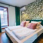 Spa Waterlane Island Deluxe 2 By Grand Apartments