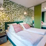 Spa Waterlane Island Deluxe 2 By Grand Apartments
