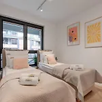 Doki Living - Foodhall & Parking By Downtown Apartments