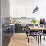 Glow Apartments, Apartament Luna Srodmiescie