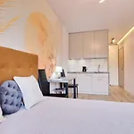 Flou 81, Parking & 700M Plaza