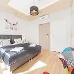Six Suites, Old Town