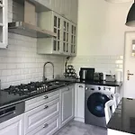 Fahrenheit House Apartment