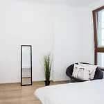 Chill Out Like A Local From Downtown Apt For 6 Parking