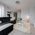 Live & Travel Apartments - Waterlane Island