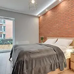 Central Apartment - Free Private Parking