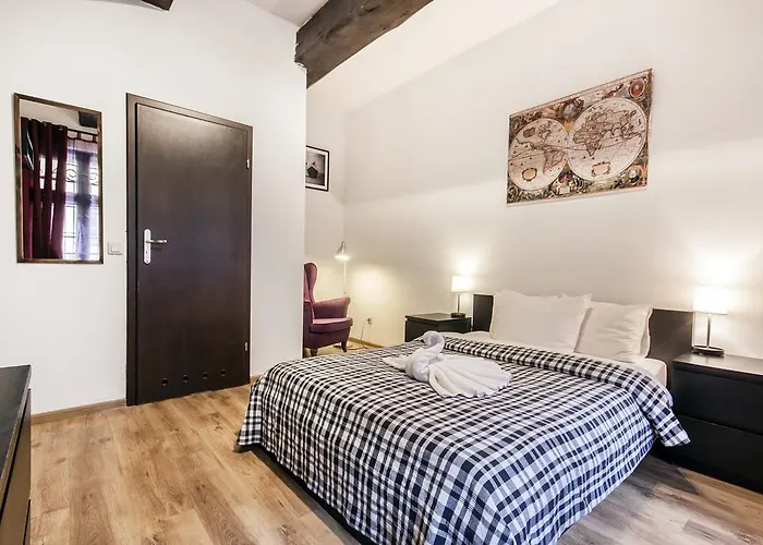 Happy 7 Hostel & Apartments